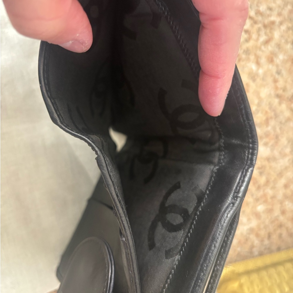 Vintage CHANEL Black Quilted Kisslock Leather Wallet - Picture 4 of 15